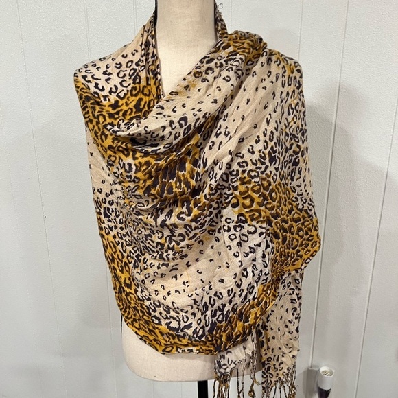 3/$15🎈Animal leopard design print oversized scarf pashmina or shall w/ fringes - Picture 3 of 11